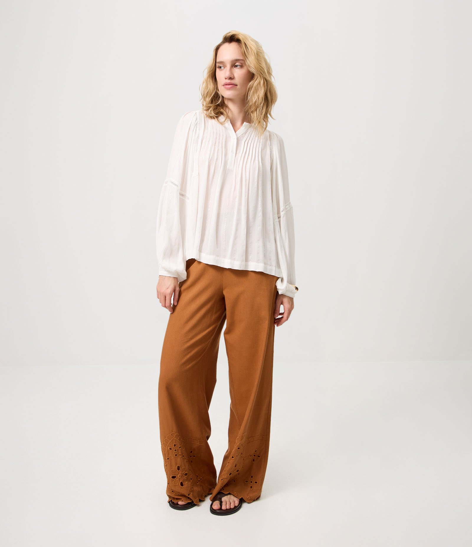 Blusa em Viscose com Entremeios e Mangas Bufantes Branco 2