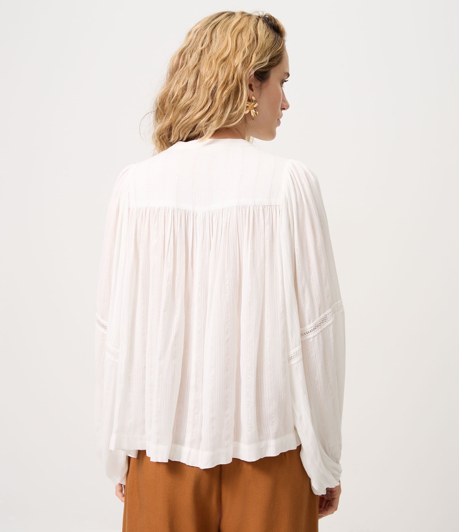 Blusa em Viscose com Entremeios e Mangas Bufantes Branco 4