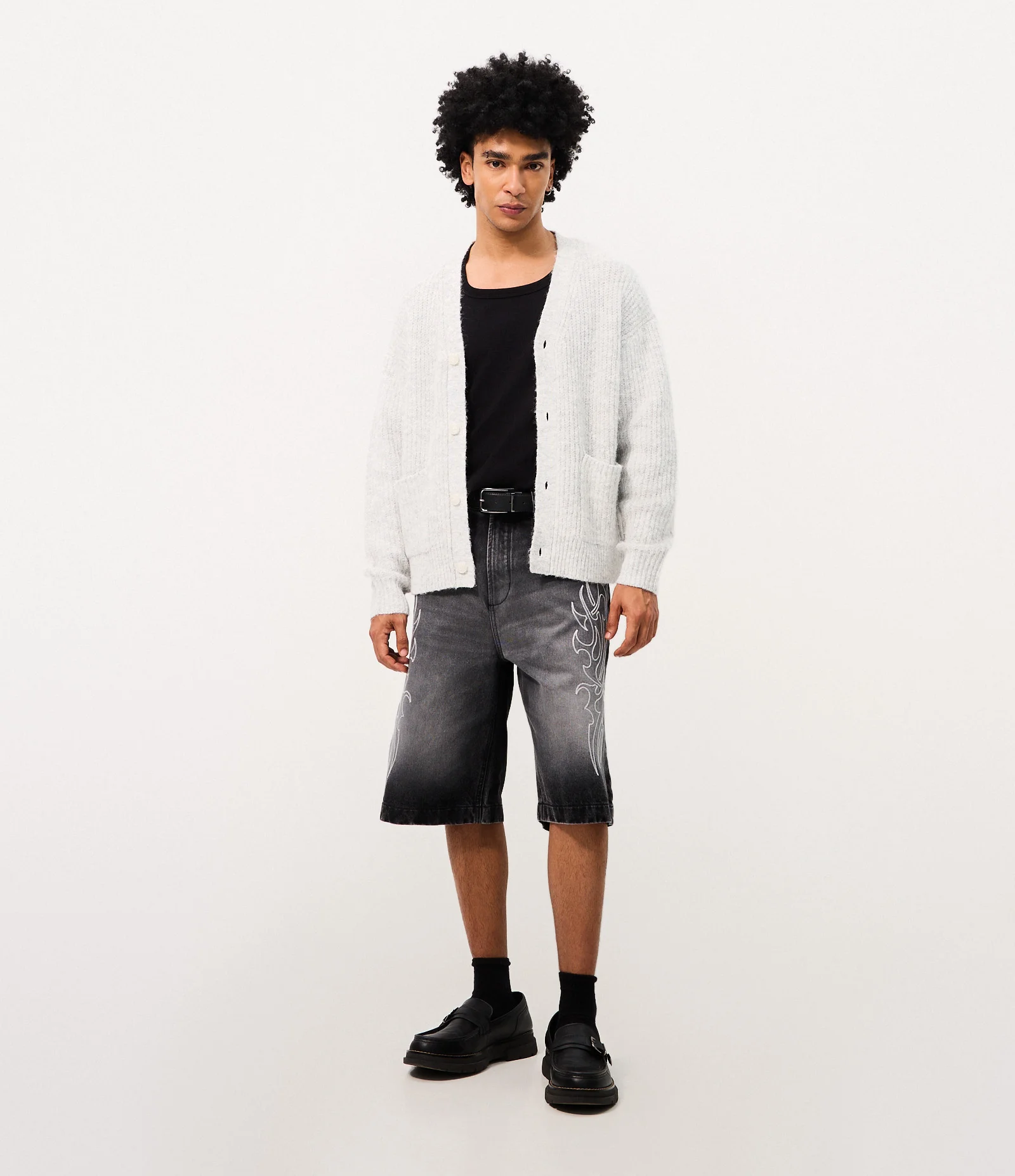 Bermuda Jeans Baggy Relaxed com Bordado Tribal Frontal Preto 1
