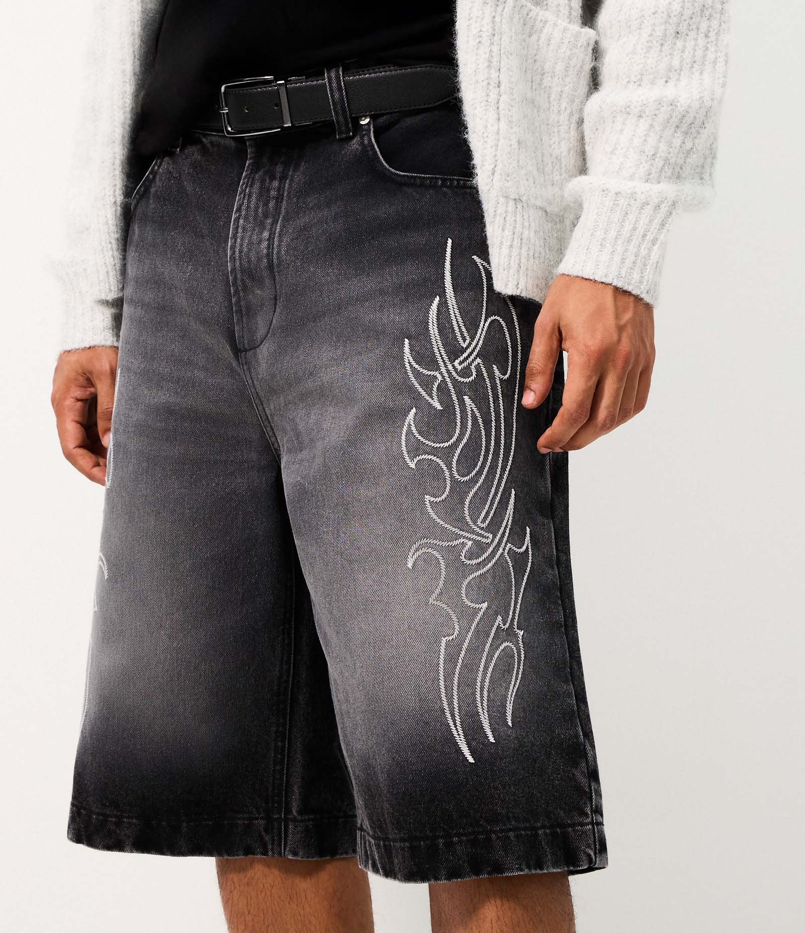 Bermuda Jeans Baggy Relaxed com Bordado Tribal Frontal Preto 2