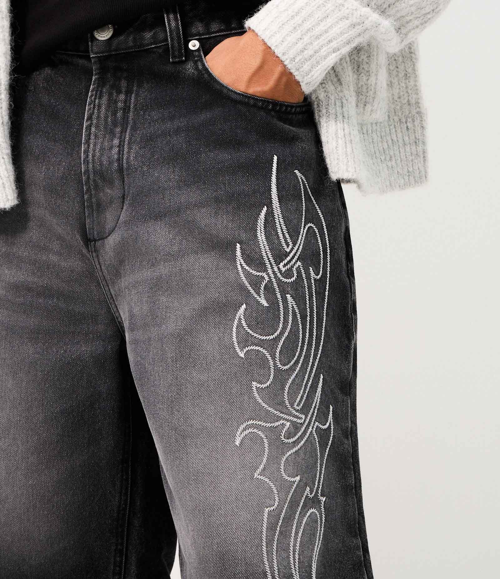 Bermuda Jeans Baggy Relaxed com Bordado Tribal Frontal Preto 3