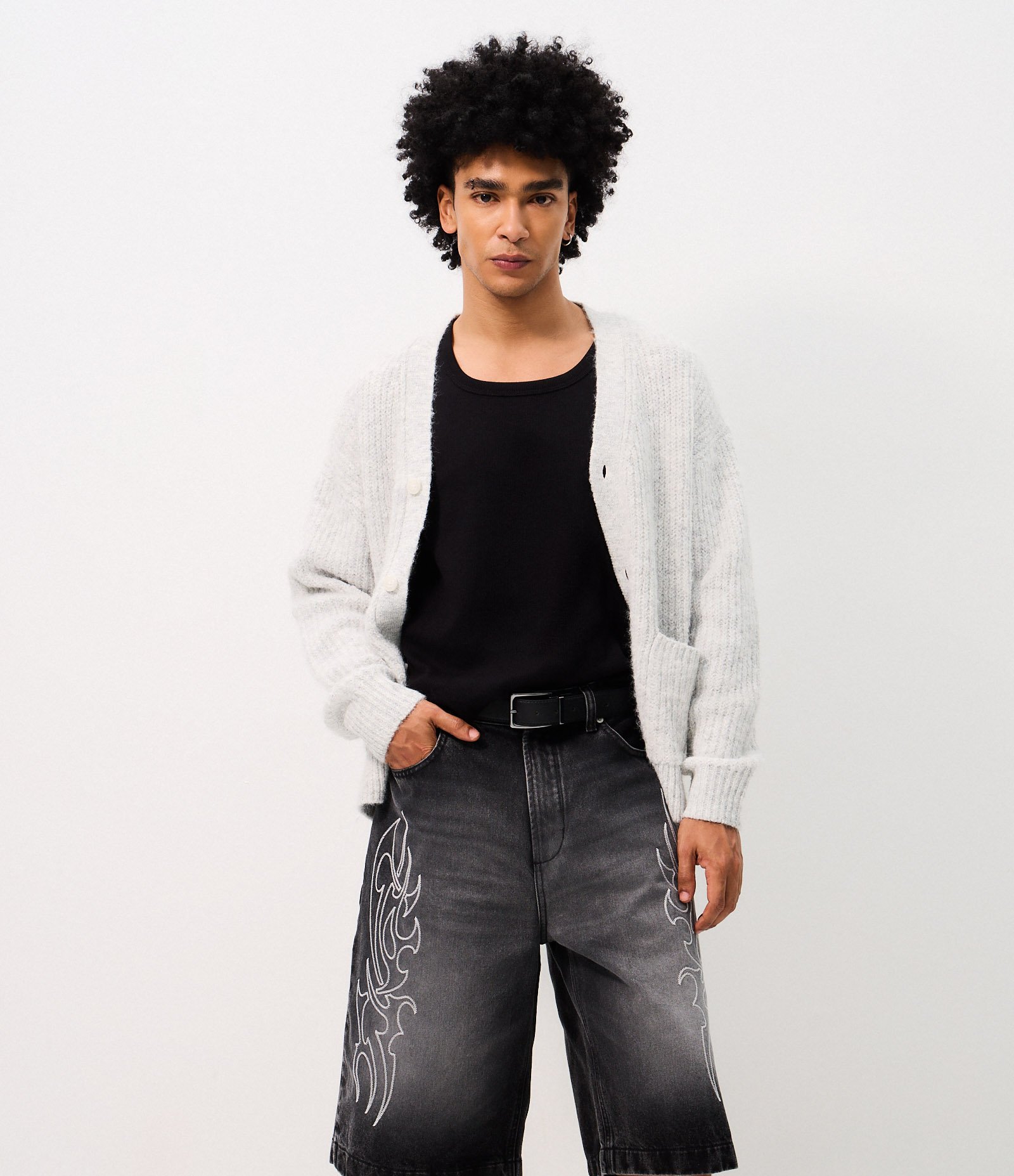 Bermuda Jeans Baggy Relaxed com Bordado Tribal Frontal Preto 4
