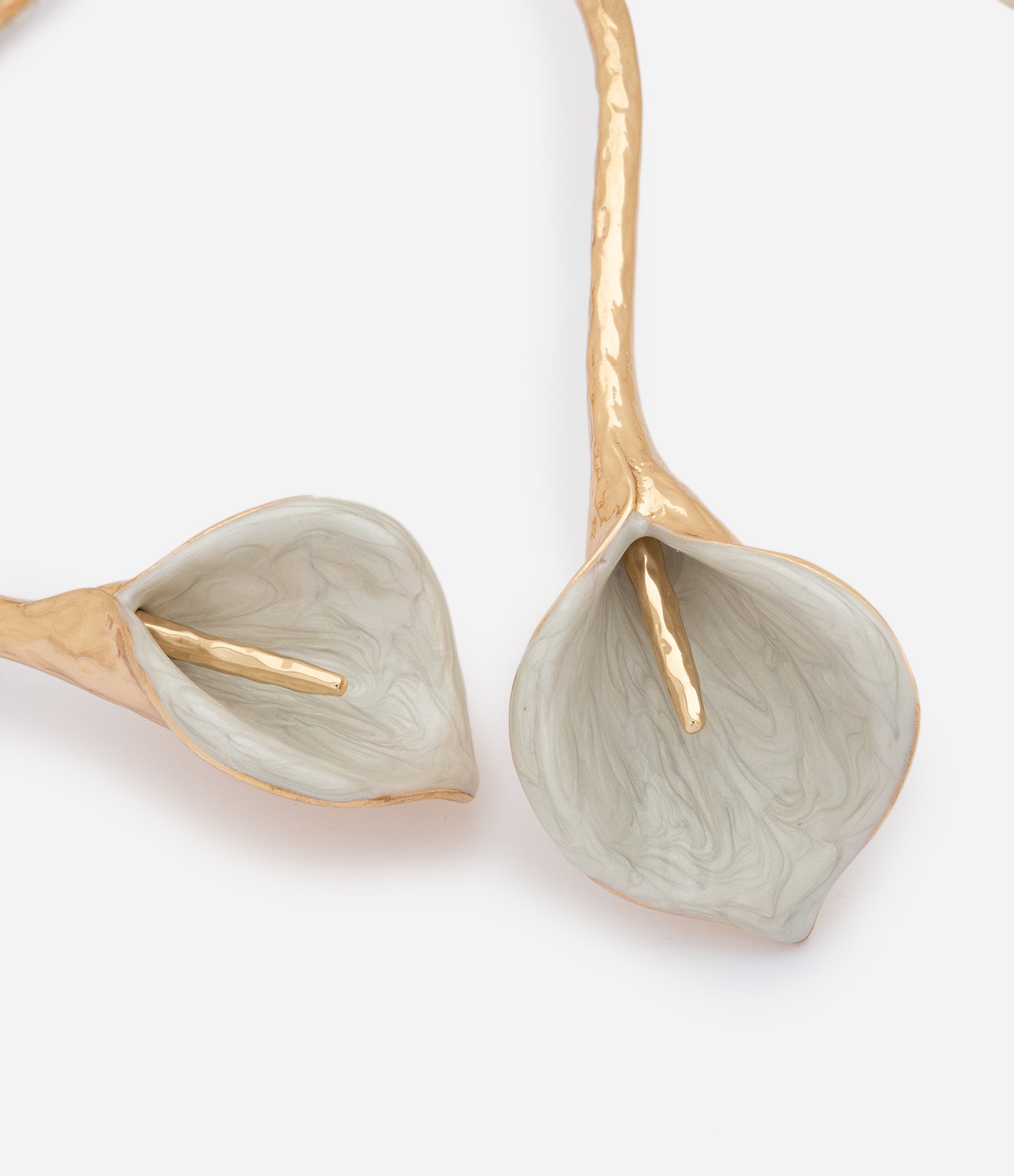 Gargantilha com Ponteiras de Flor Copo de Leite Dourado 4