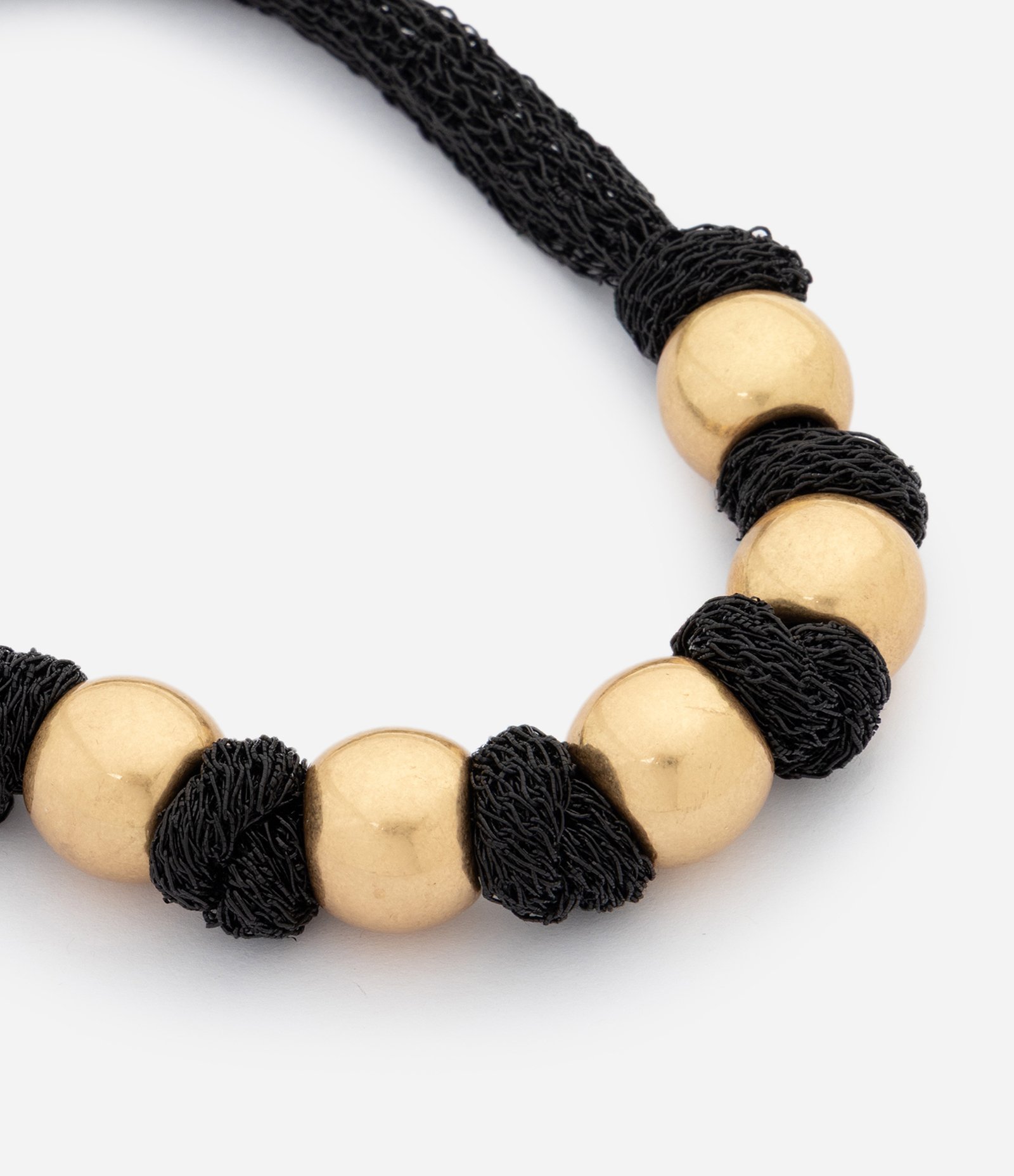 Colar Maxi com Mix de Tecido e Esferas Preto/Dourado 1