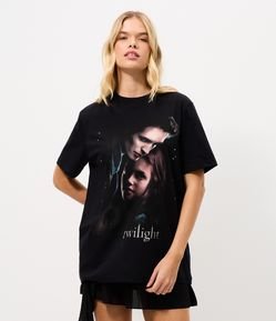 Camiseta Boxy com Estampa Twilight Edward e Bela e Lettering Brilhoso