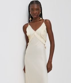 Vestido Longo Acetinado Texturizado com Renda e Babados
