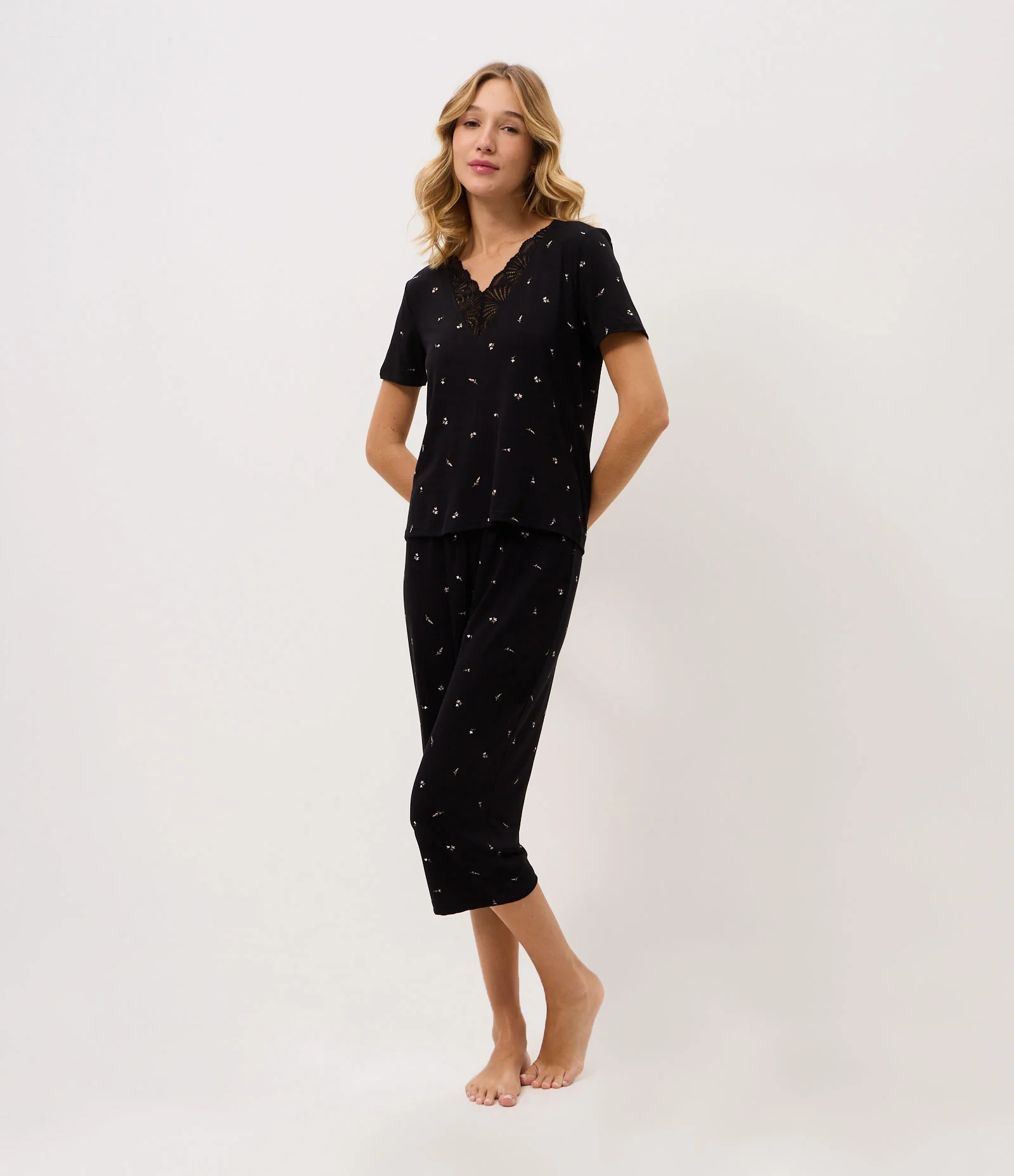 Pijama Longo com Estampa Floral e Renda Preto 2