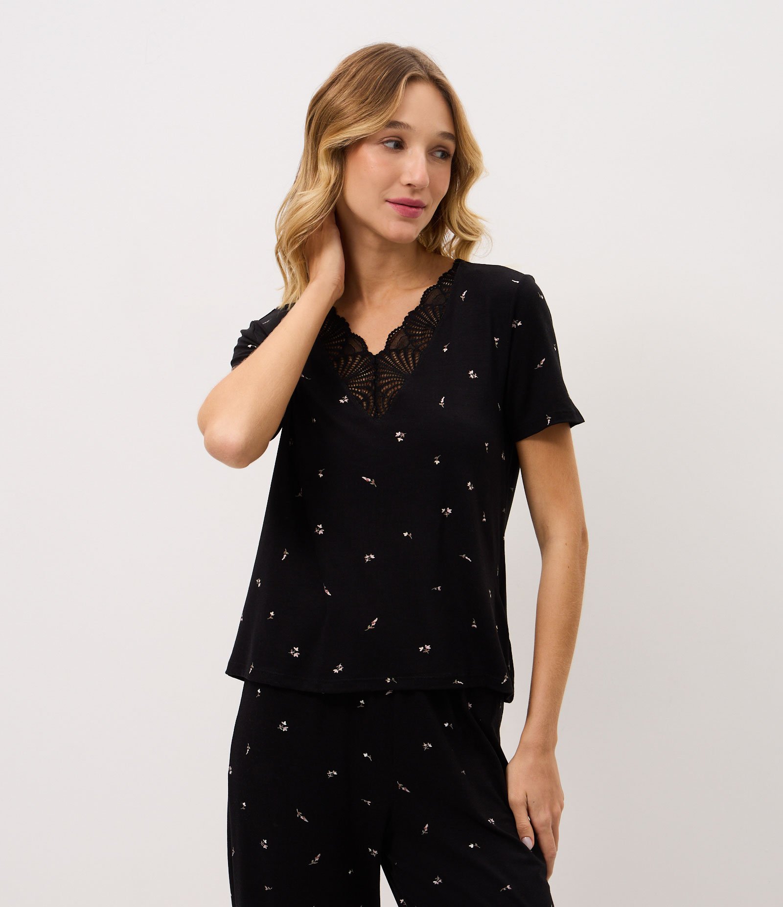 Pijama Longo com Estampa Floral e Renda Preto 3