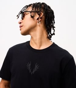 Camiseta Comfort em Algodão com Estampa Tribal