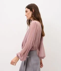 Blusa em Chiffon com Transparência e Decote Transpassado