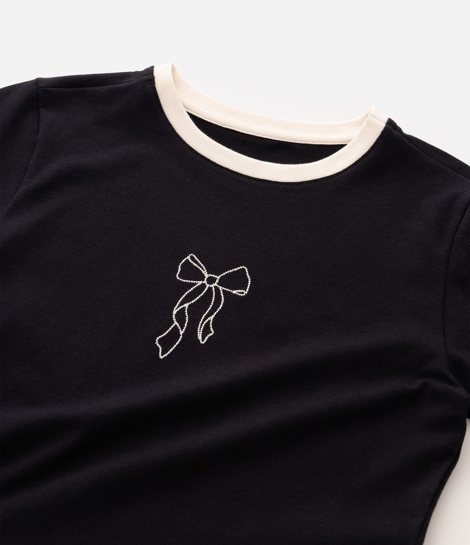 Camiseta Infantil em Algodão com Gola Contrastante e Bordado de Laço - Tam 5 a 16 Anos Preto 5
