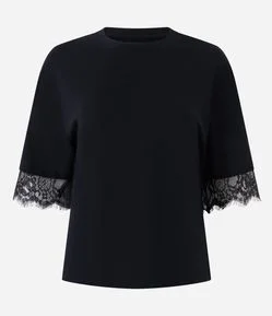 Camiseta em Algodão com Renda Aplicada nas Mangas
