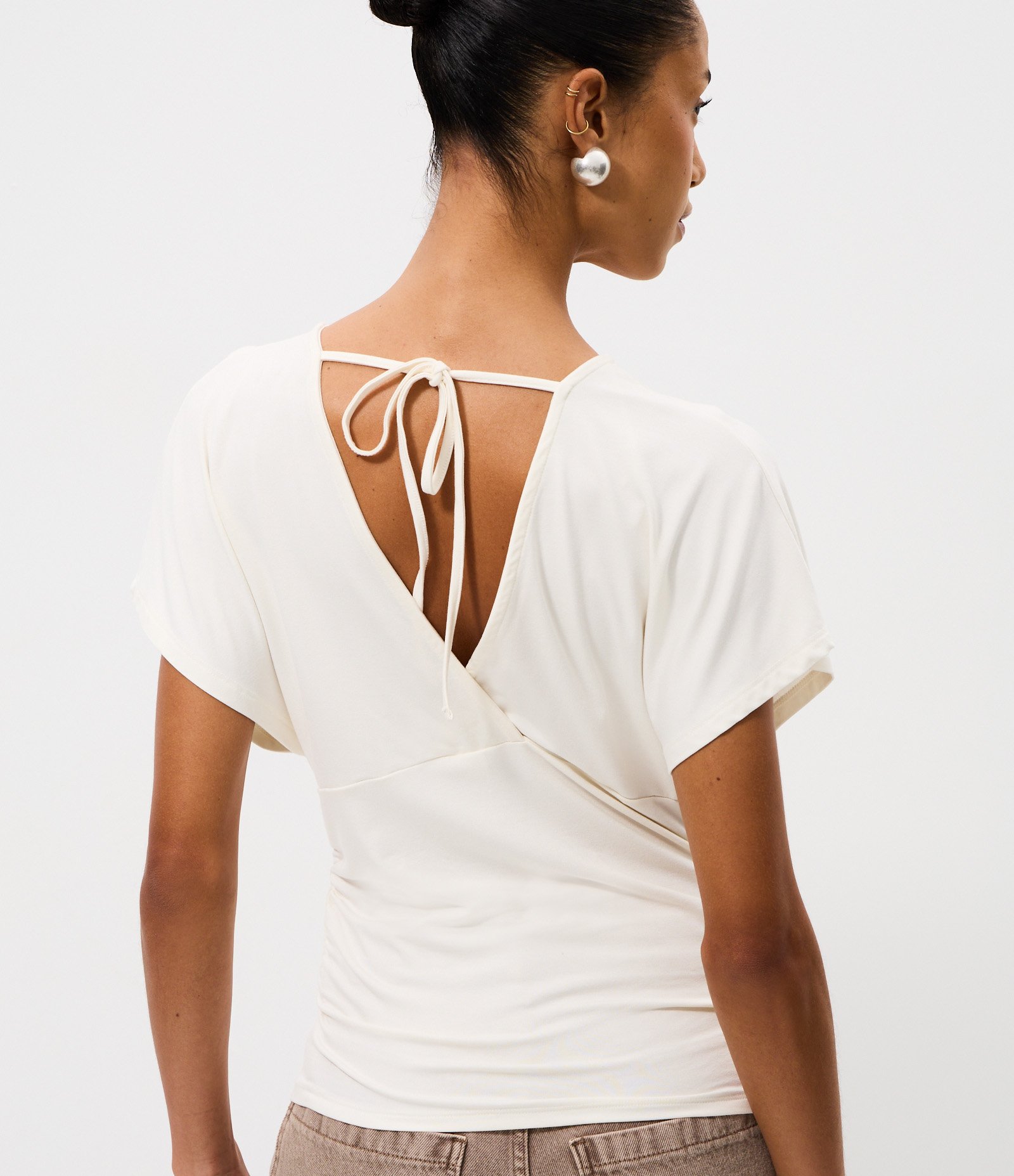 Blusa em Viscose com Decote V e Amarração nas Costas Branco 4