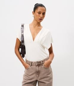 Blusa em Viscose com Decote V e Amarração nas Costas