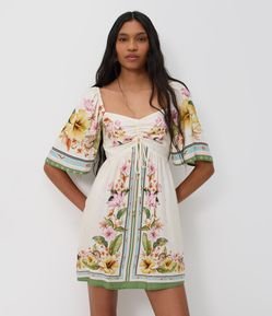 Vestido Floral Curto em Viscose com Decote Coração e Amarração Frontal