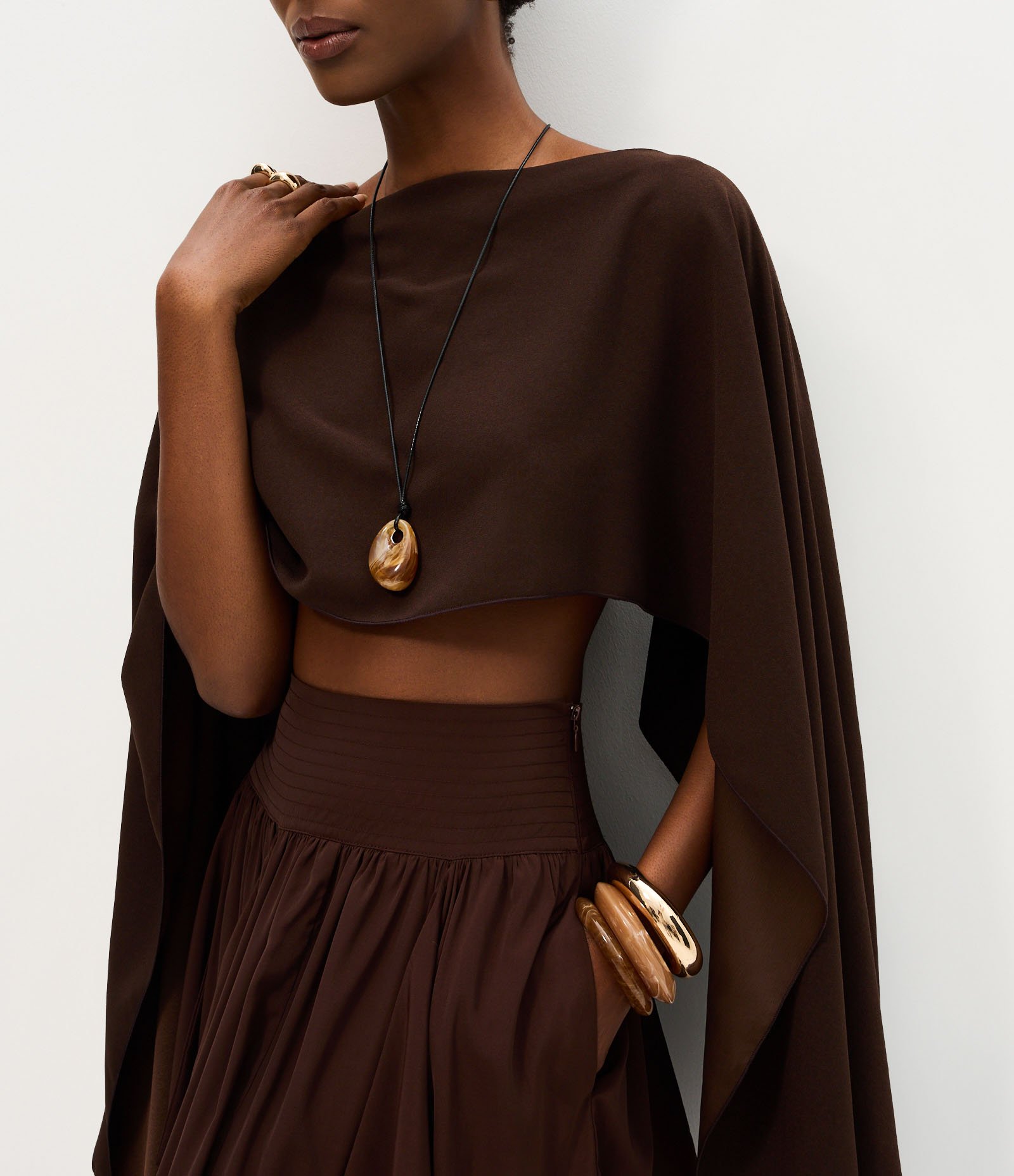 Blusa Bata Alongada com Mangas Amplas e Decote Canoa Marrom
