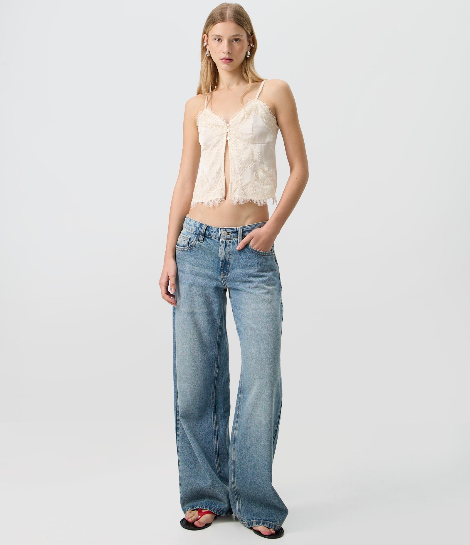 Blusa em Cetim com Detalhes em Renda Branco 2
