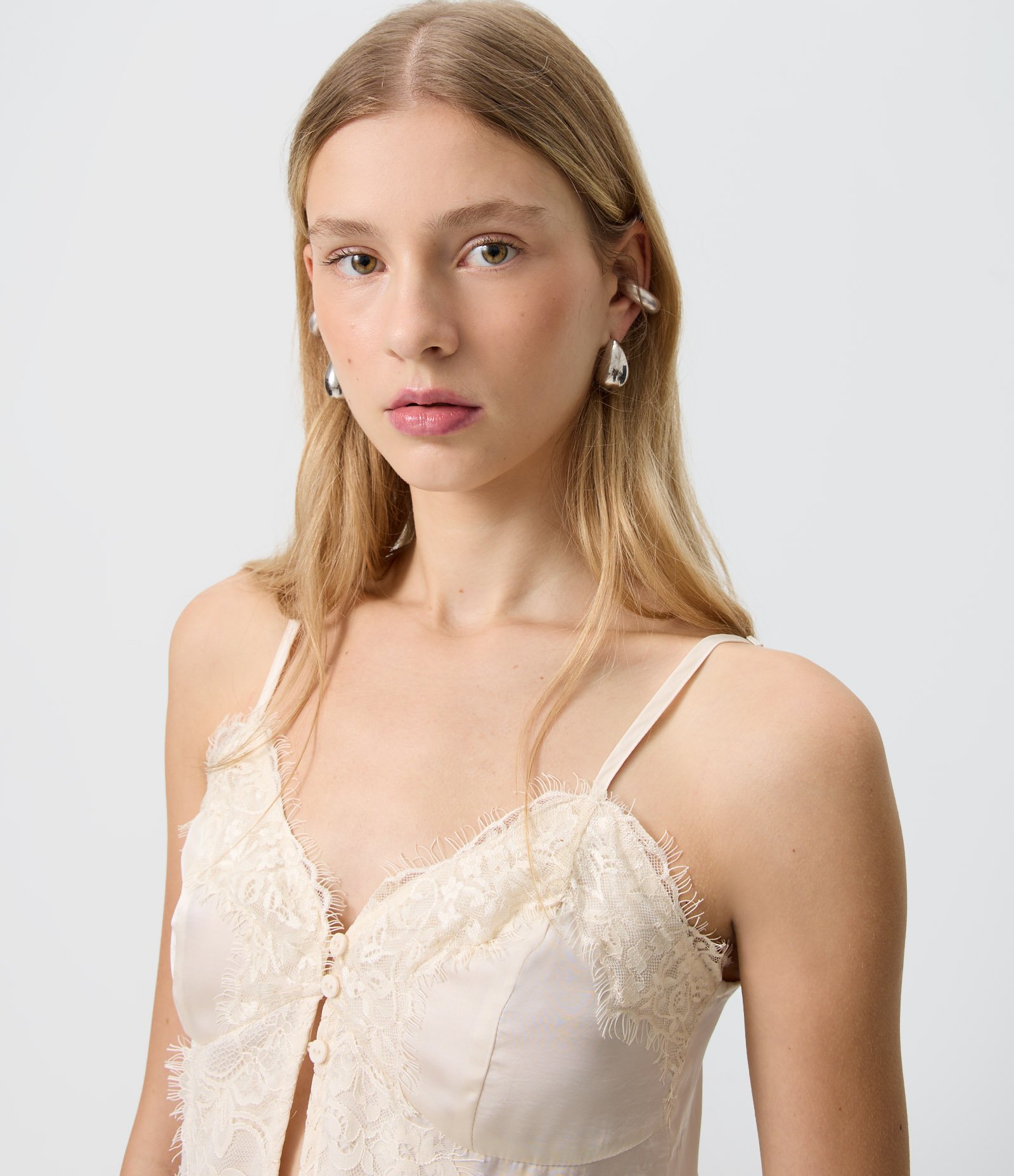 Blusa em Cetim com Detalhes em Renda Branco 3