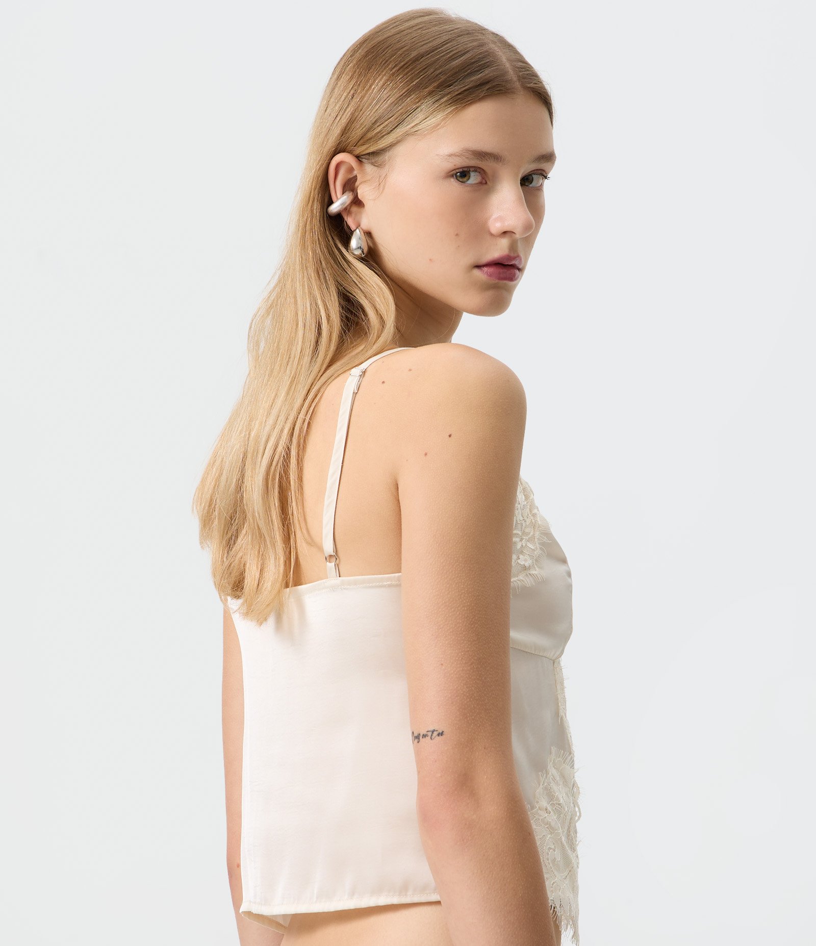 Blusa em Cetim com Detalhes em Renda Branco 4