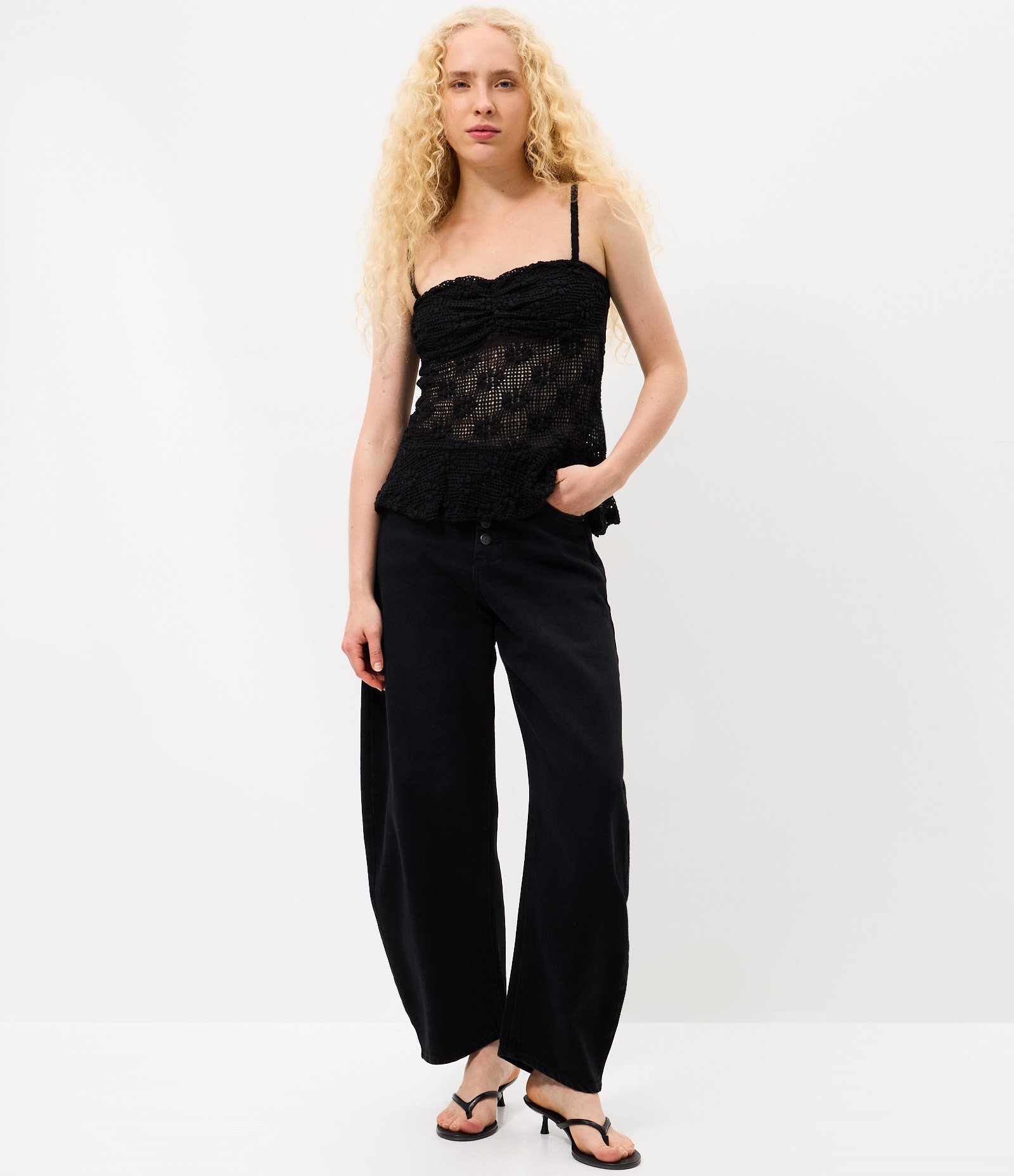 Blusa de Alcinha em Renda com Babado no Decote Preto 2