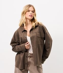 Camisa Oversized em Suede com Bolsos Utilitários