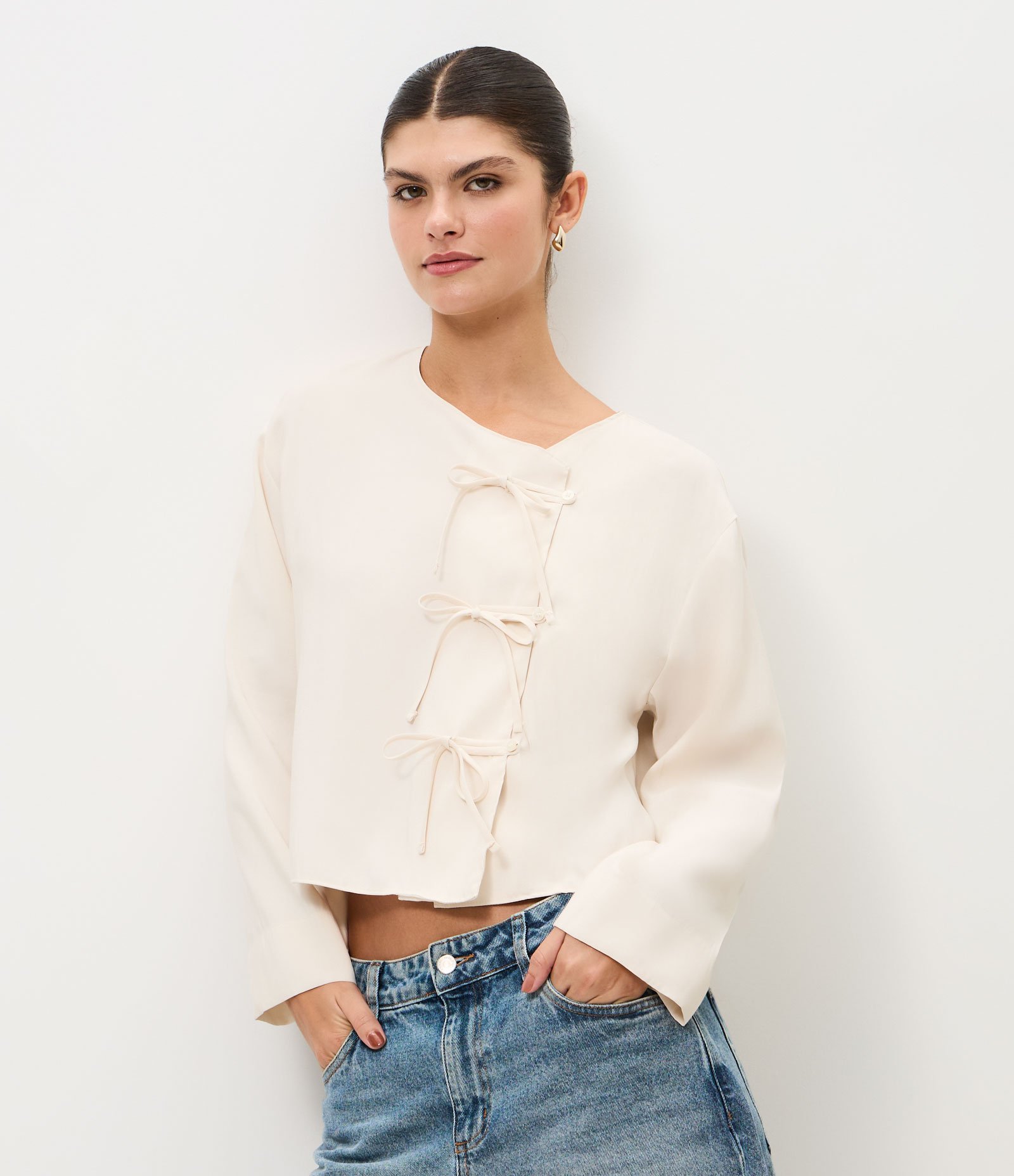 Camisa em Viscose com Fechamento Lateral Bege 1
