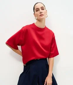 Blusa Acetinada com Mangas Amplas