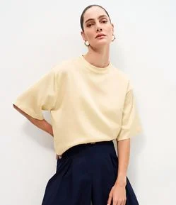 Blusa Acetinada com Mangas Amplas