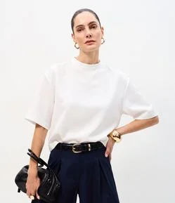 Blusa Acetinada com Mangas Amplas