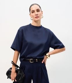 Blusa Acetinada com Mangas Amplas