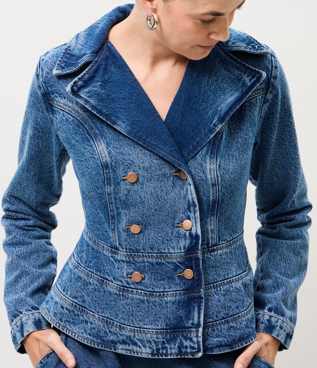 Jaqueta Peplum Jeans Acinturada com Abotoamento Duplo Azul