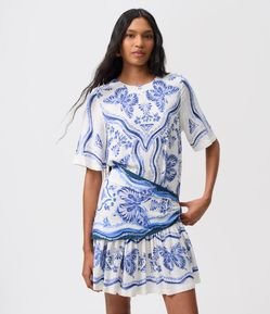 Vestido T-Shirt em Viscose com Estampa Borboletas e Lenço Assimétrico