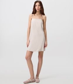 Vestido Curto em Sarja com Alças Finas e Costas Cruzadas