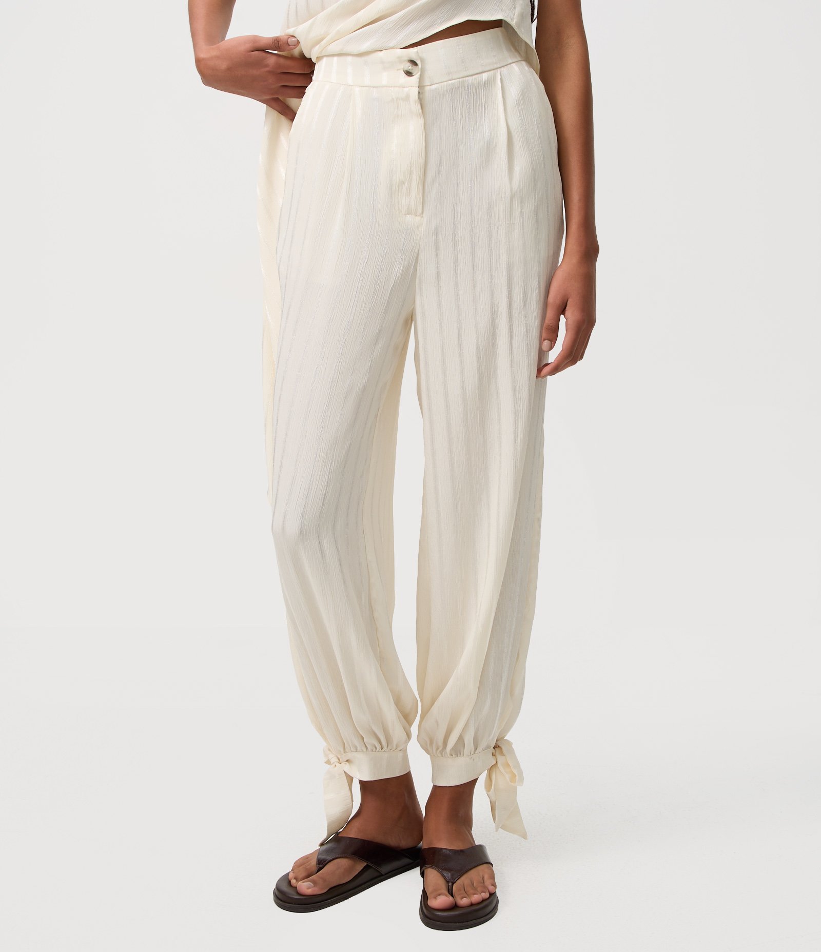 Calça Aladim Acetinada com Listras em Relevo e Amarração na Barra Off White 2