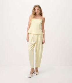 Calça Cenoura em Crepe com Pregas Frontais