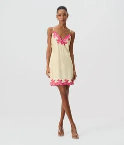 Vestido Curto em Cetim com Renda Contrastante no Decote e Barra