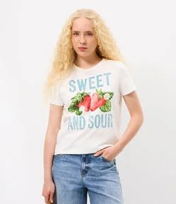 Camiseta em Algodão com Lettering Sweet and Sour e Aplicação Flocada