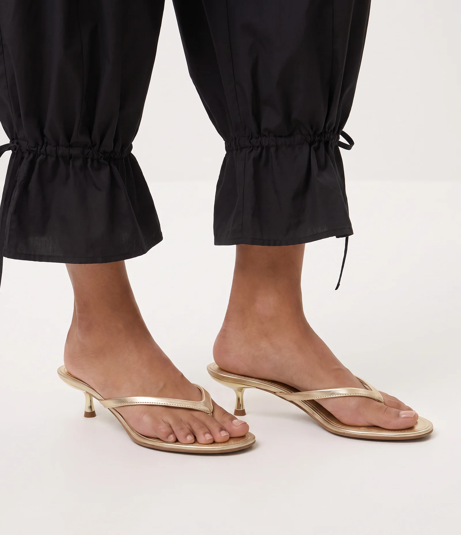 Sandália  Kitten Heel em PU Dourado 1
