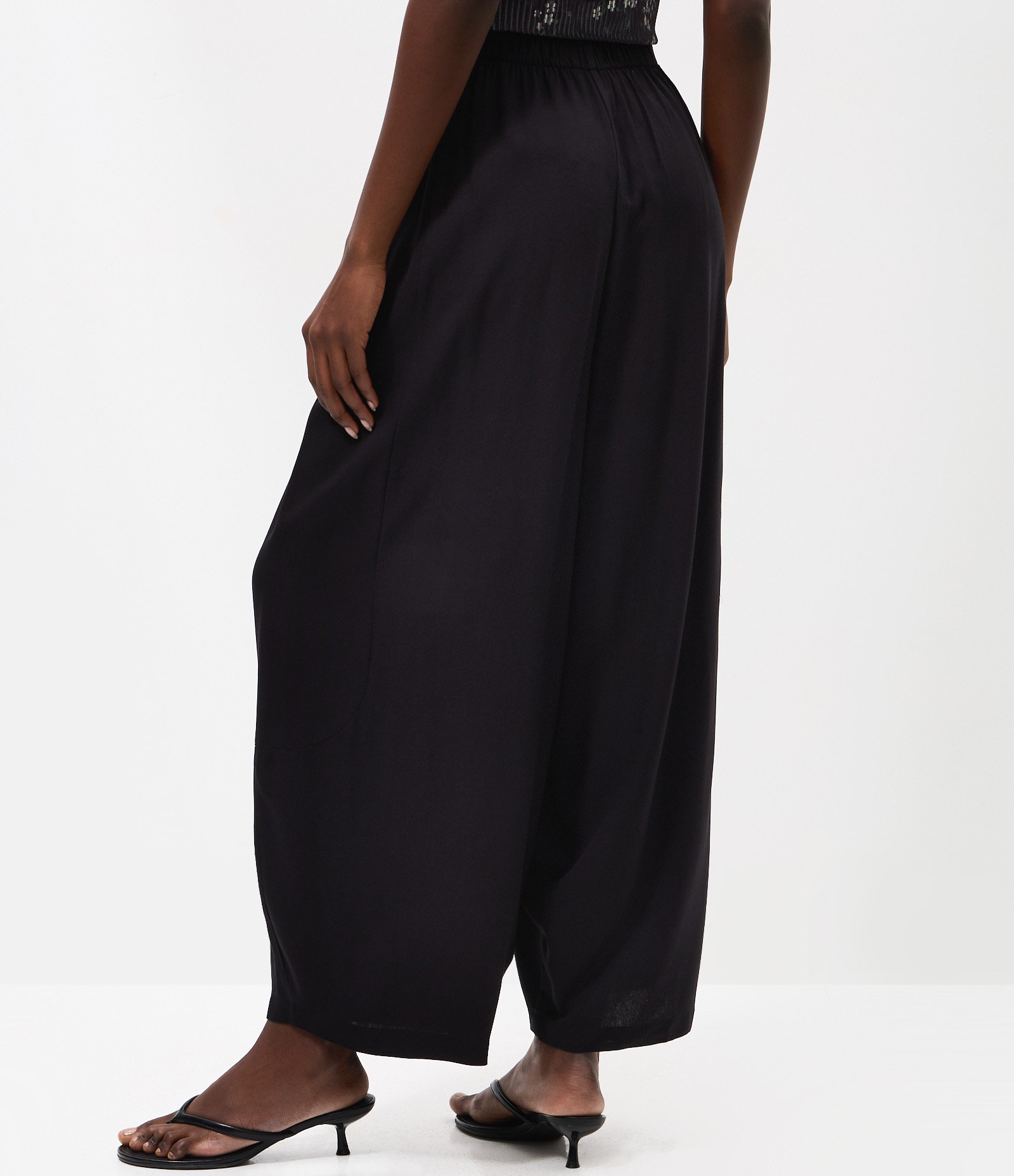 Calça Aladim em Viscose com Cós Elástico Preto 4