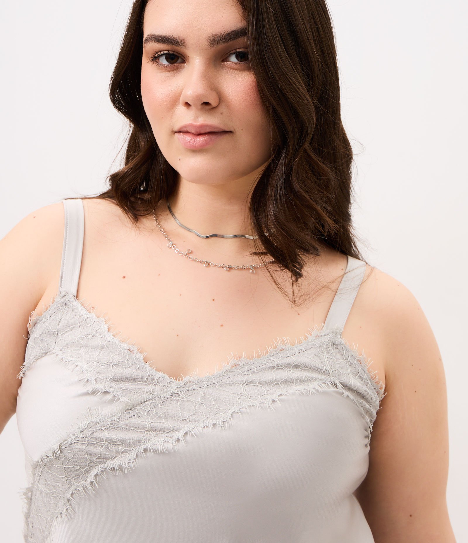Blusa Alongada em Cetim com Renda Curve & Plus Size Cinza 3