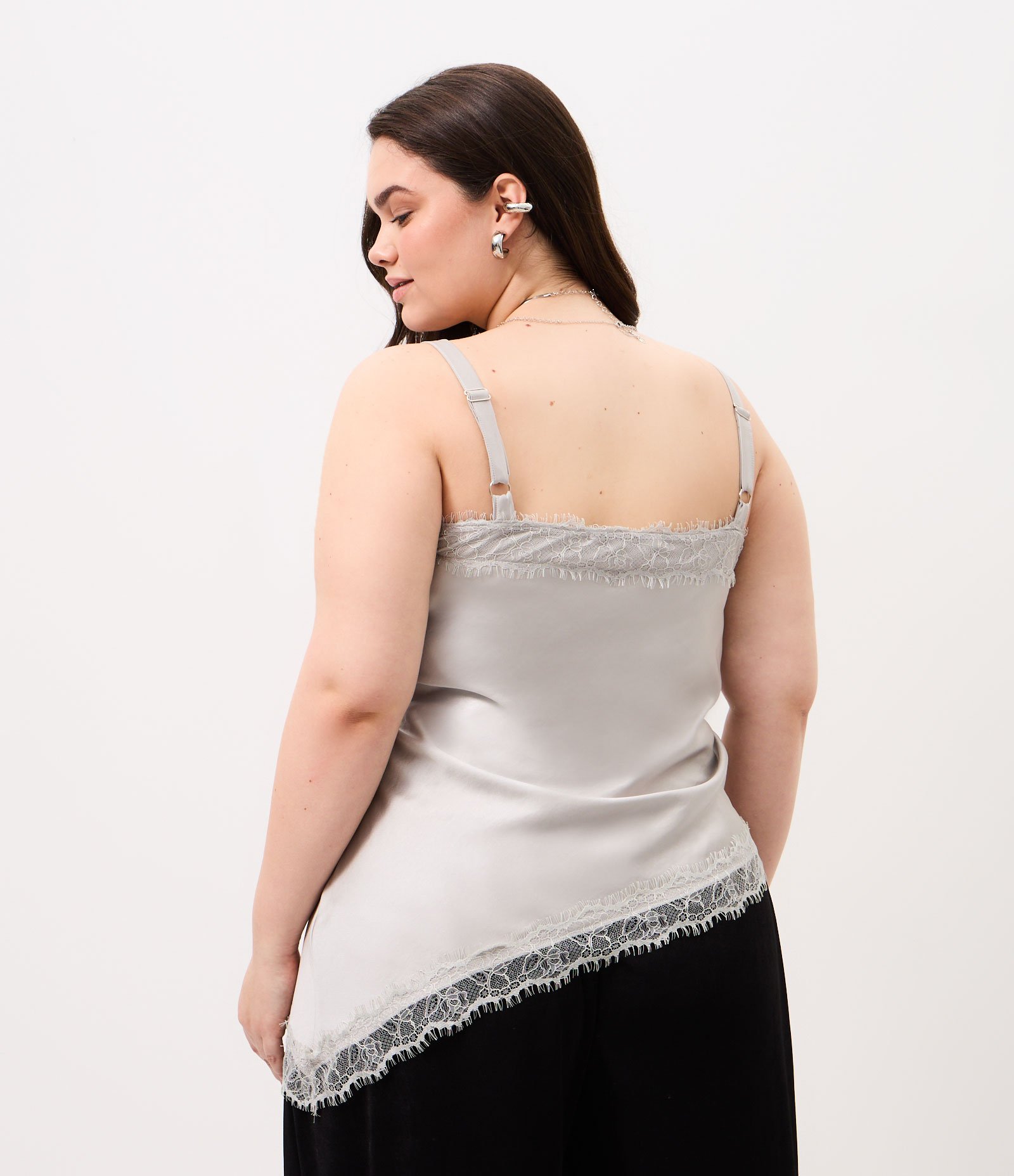 Blusa Alongada em Cetim com Renda Curve & Plus Size Cinza 5