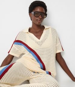 Saída de Praia Blusa em Crochê com Gola Polo e Listras Diagonais