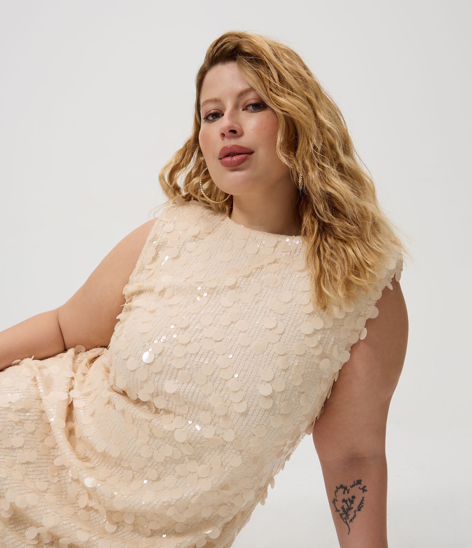 Vestido Curto com Paetês Curve & Plus Size Bege 3