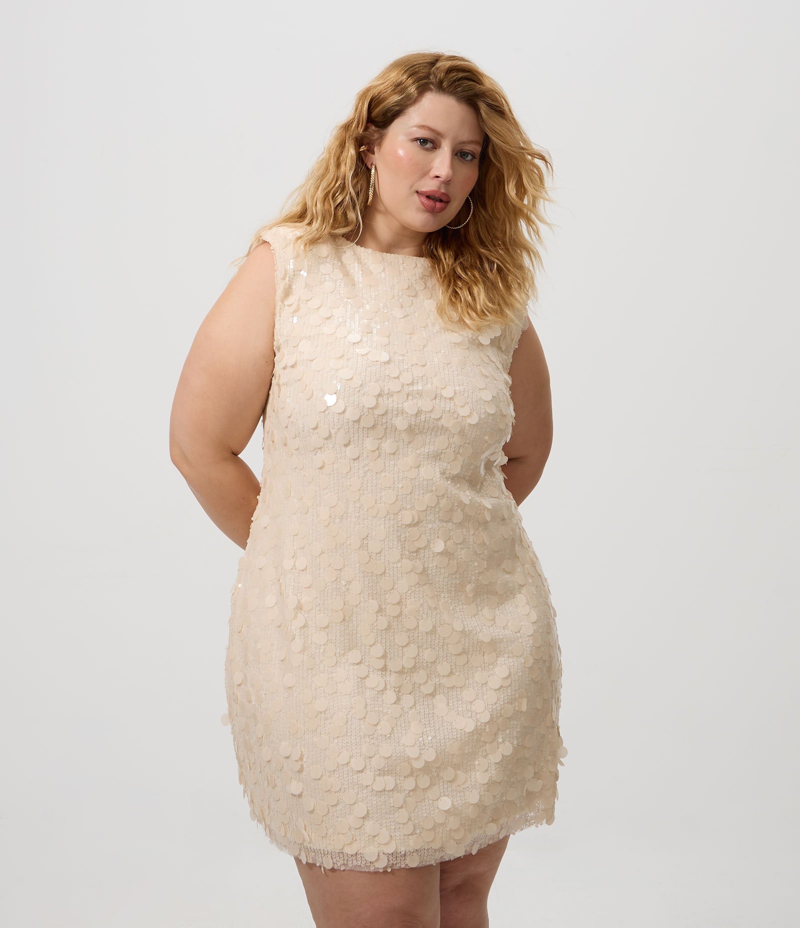 Vestido Curto com Paetês Curve & Plus Size Bege 4