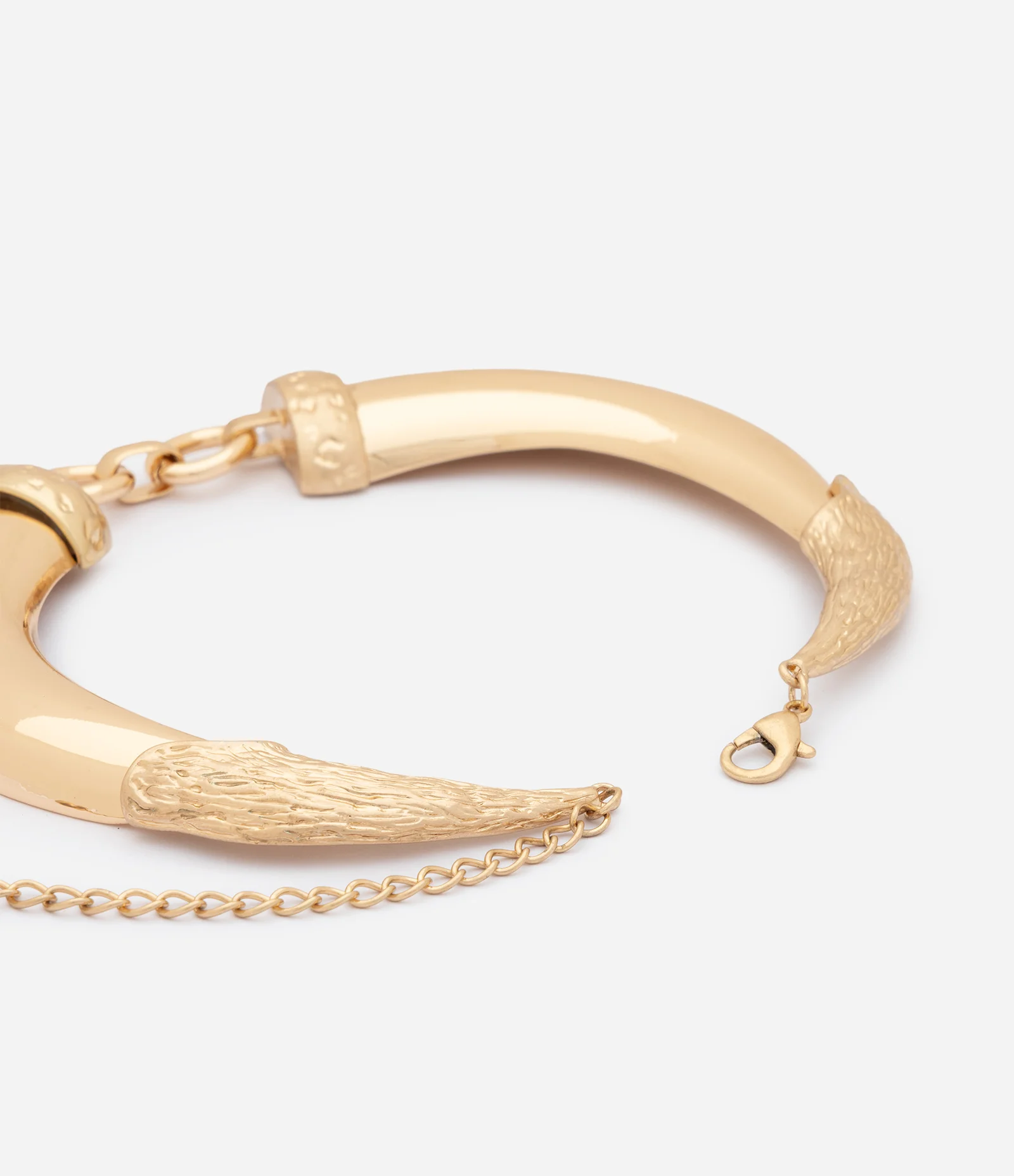 Colar Curto com Pingente Dente de Sabre Dourado 2