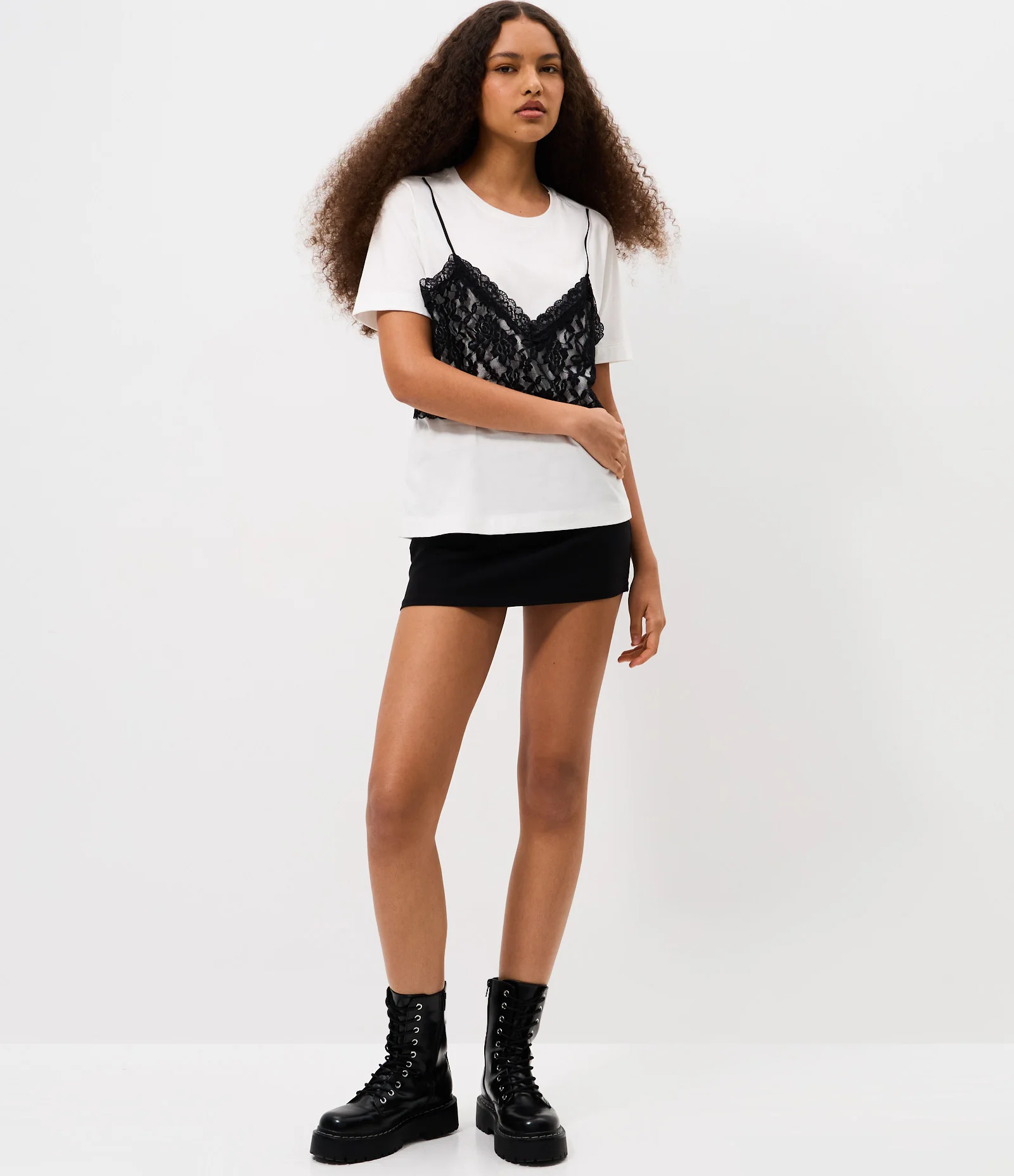 Camiseta em Algodão com Sobreposição Cropped de Alcinha em Renda Branco 2