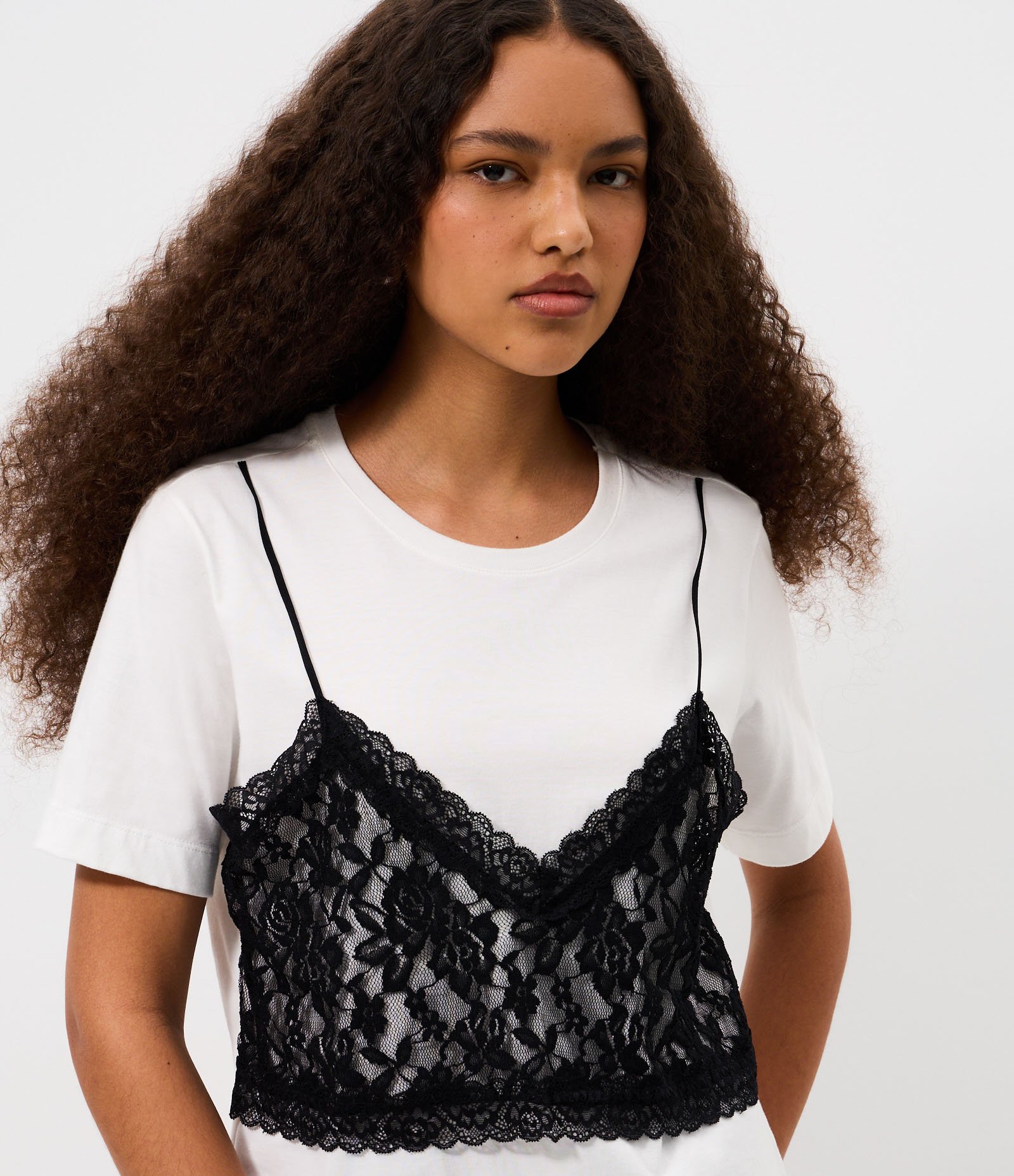 Camiseta em Algodão com Sobreposição Cropped de Alcinha em Renda Branco 3