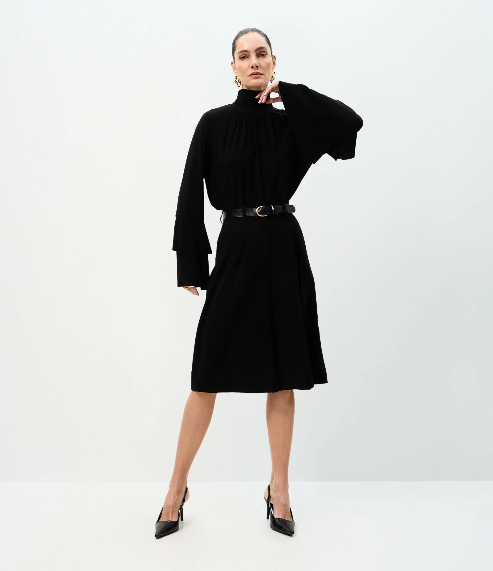 Blusa Bata com Mangas Amplas e Babados em Camadas Preto 1