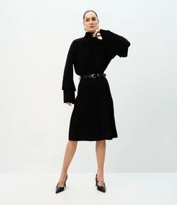 Blusa Bata com Mangas Amplas e Babados em Camadas