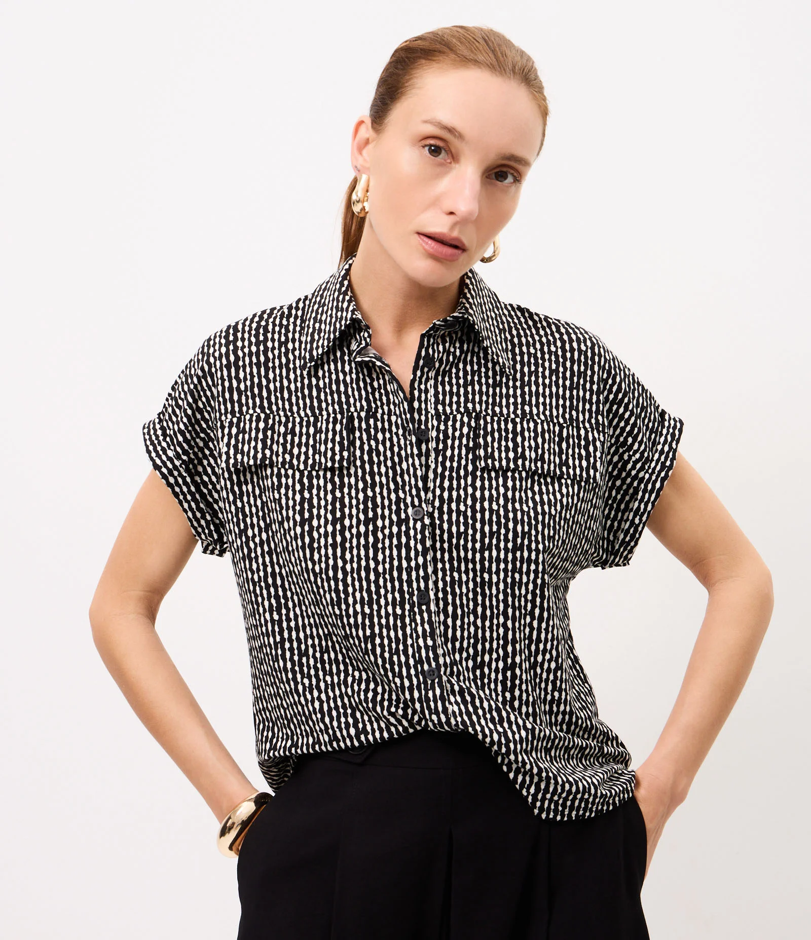 Blusa em Piquet com Estampa Abstrata e Fechamento por Botões Preto 1